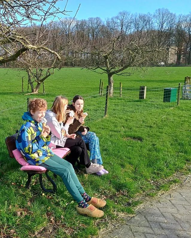 Kinderen met vers softijs van oogst van eigen erf